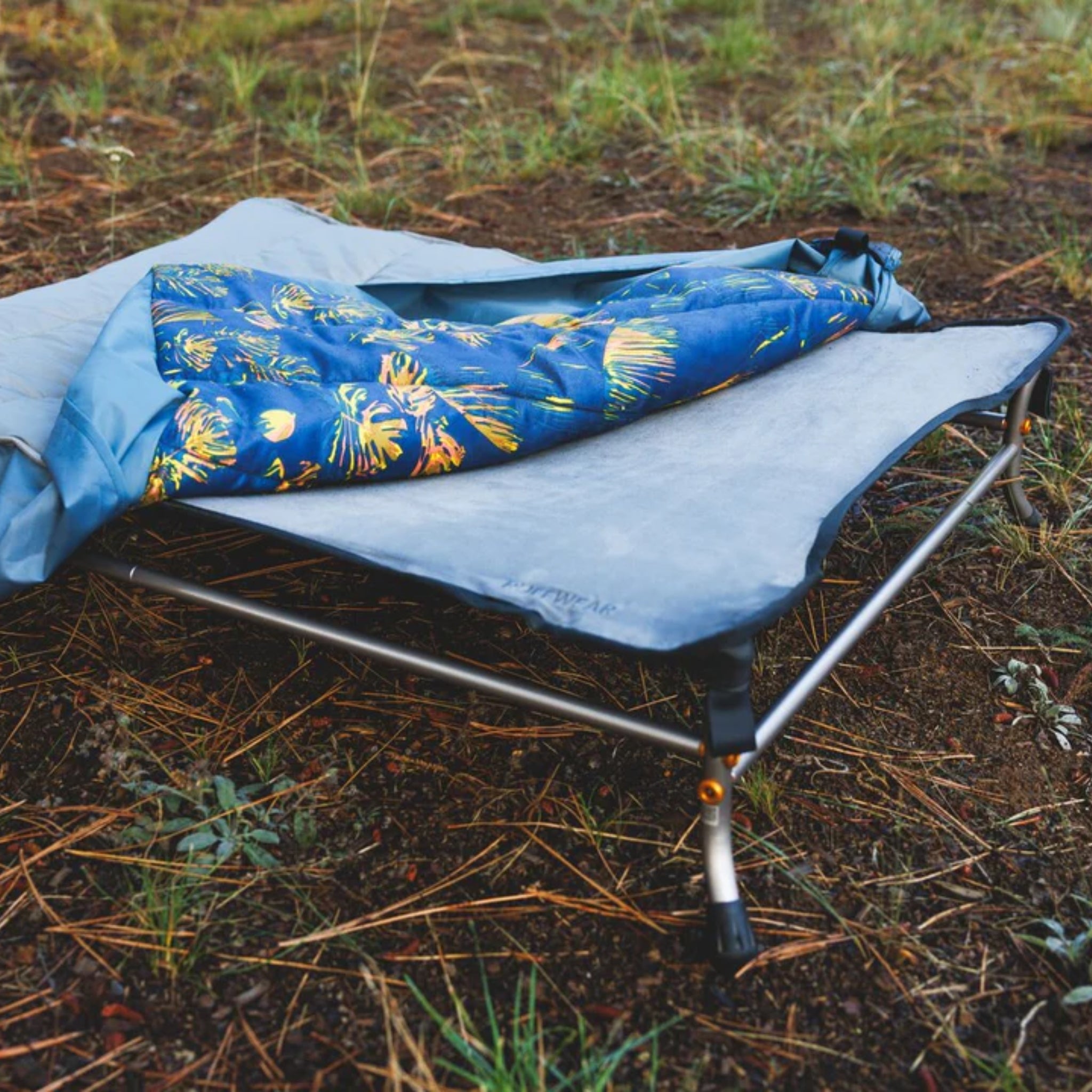 Ruffwear Mt. EverRest Insulated Dog Cot Cover – Wärmeisolierender Bezug für das Hundebett mit Windschutz und Premium - Komfort - Woofshack