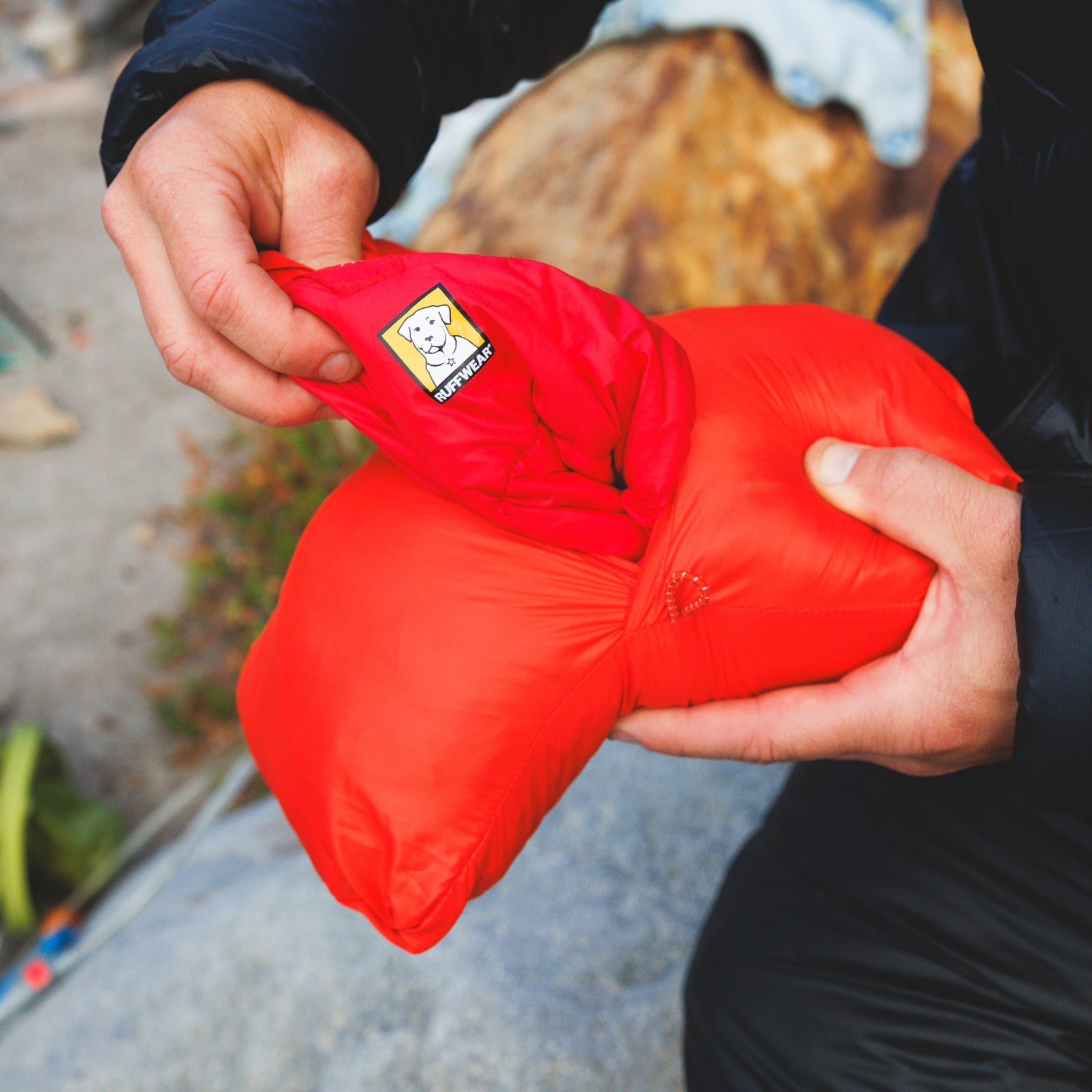 Ruffwear Palisades Sleep Poncho – Isolierter Outdoor - Schlafponcho für kalte Nächte und Camping - Abenteuer mit Hund - Woofshack