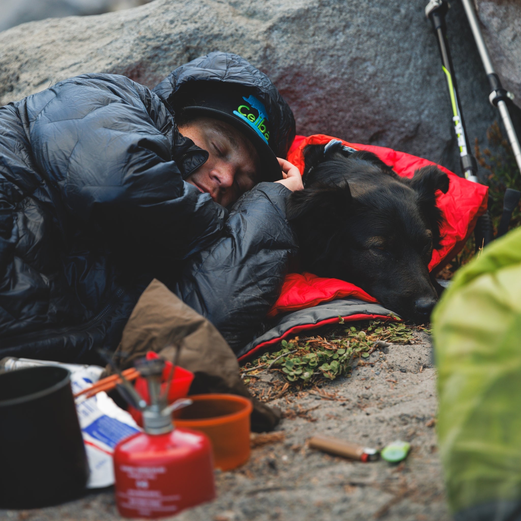 Ruffwear Palisades Sleep Poncho – Isolierter Outdoor - Schlafponcho für kalte Nächte und Camping - Abenteuer mit Hund - Woofshack