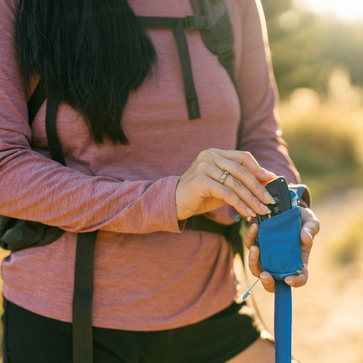 Ruffwear Stash Bag Mini – Robuster Kotbeutelspender für Hunde, immer griffbereit am Halsband oder Geschirr