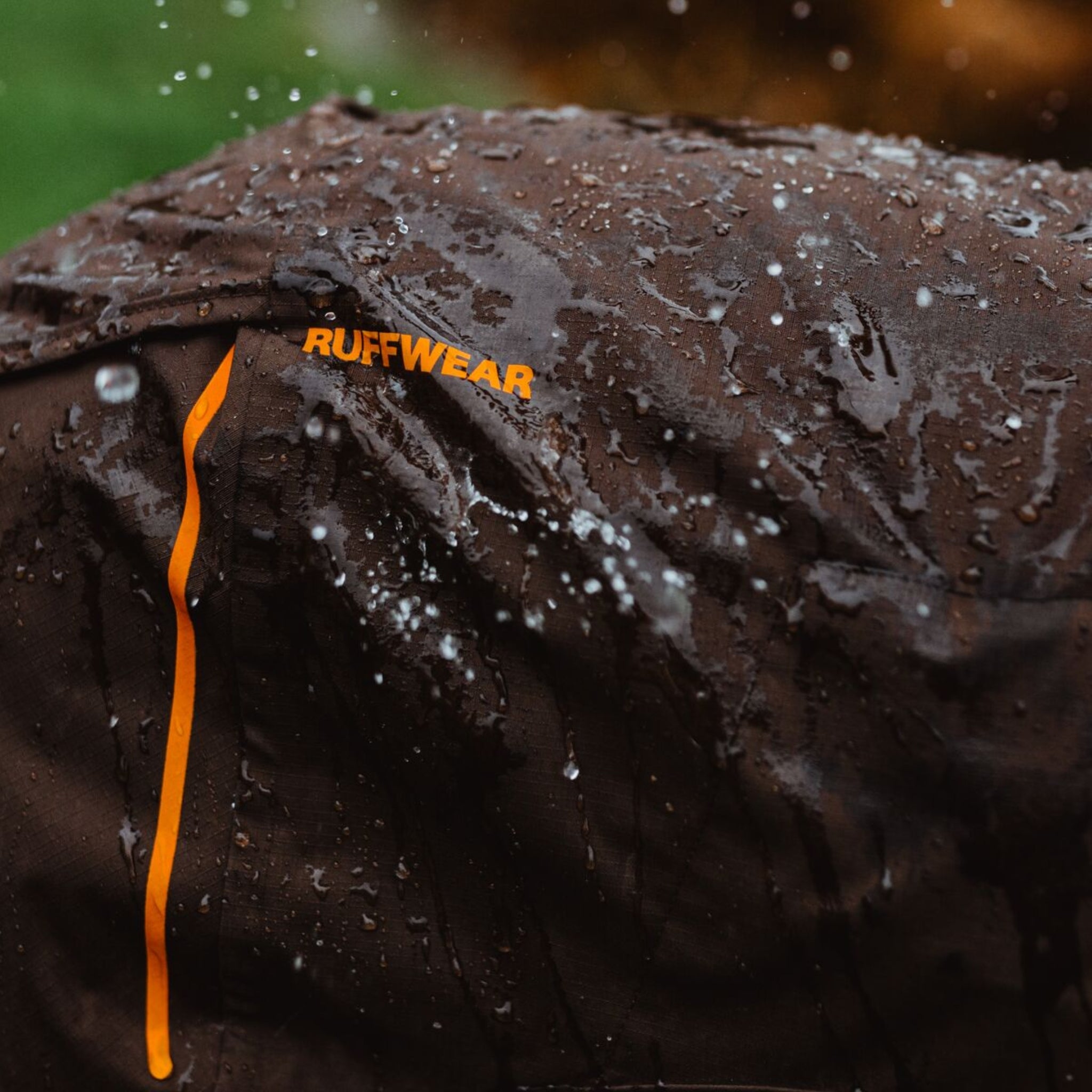 Ruffwear Sun Shower Hundemantel – Wasserdichter Outdoor-Regenmantel für Hunde | Schützt bei Wind & Wetter, Sturm & Schnee | Trockener Hund, glücklicher Mensch