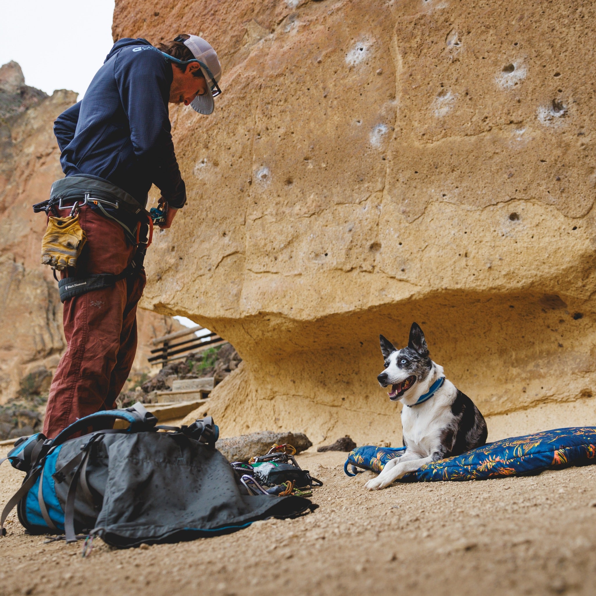 Ruffwear Basecamp Bed – Robustes Outdoor-Hundebett für Abenteurer, Camper &amp; Reisen | Wasserabweisend, Leicht &amp; Maschinenwaschbar