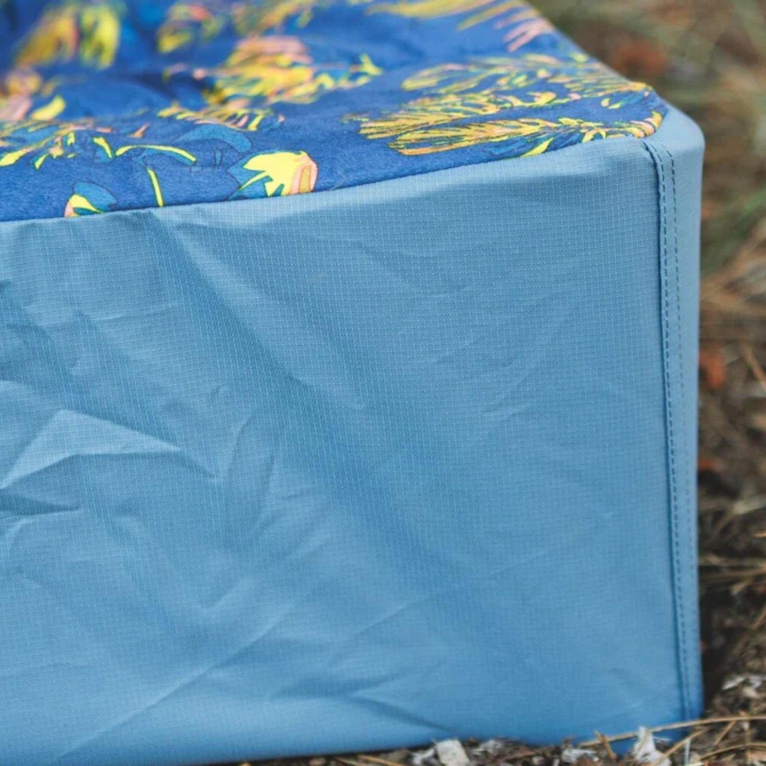 Ruffwear Mt. EverRest Insulated Dog Cot Cover – Wärmeisolierender Bezug für das Hundebett mit Windschutz und Premium - Komfort - Woofshack