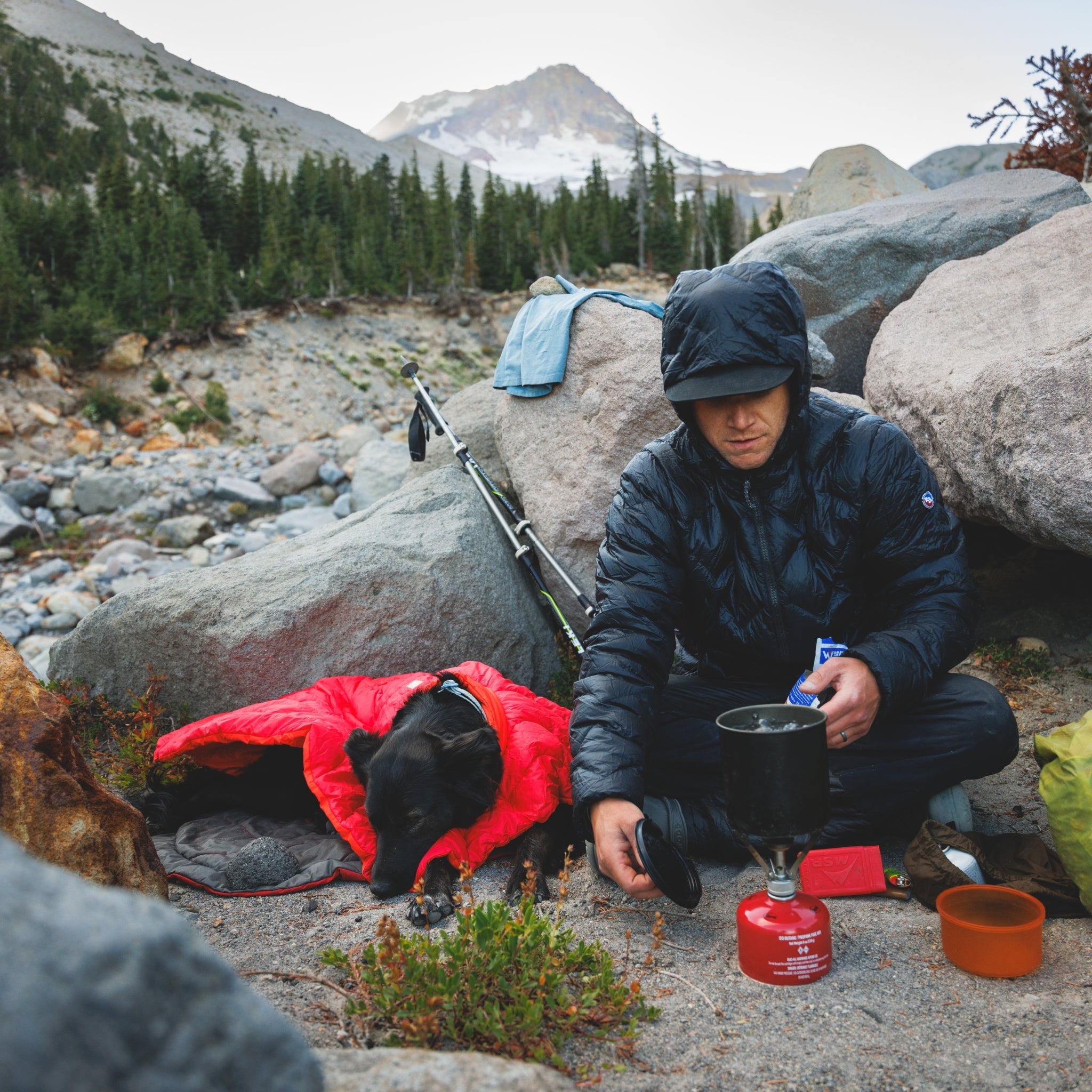 Ruffwear Palisades Sleep Poncho – Isolierter Outdoor - Schlafponcho für kalte Nächte und Camping - Abenteuer mit Hund - Woofshack