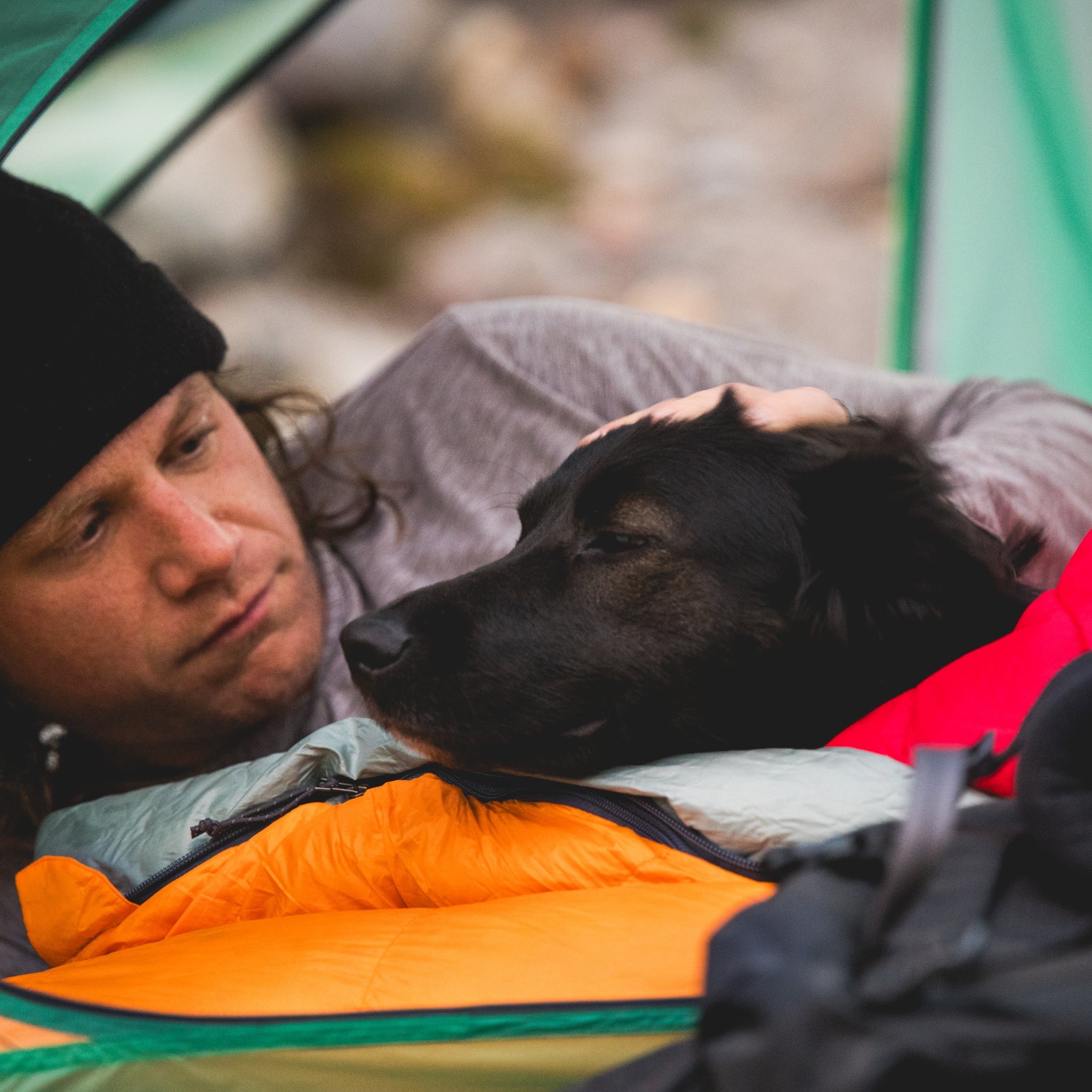 Ruffwear Palisades Sleep Poncho – Isolierter Outdoor - Schlafponcho für kalte Nächte und Camping - Abenteuer mit Hund - Woofshack