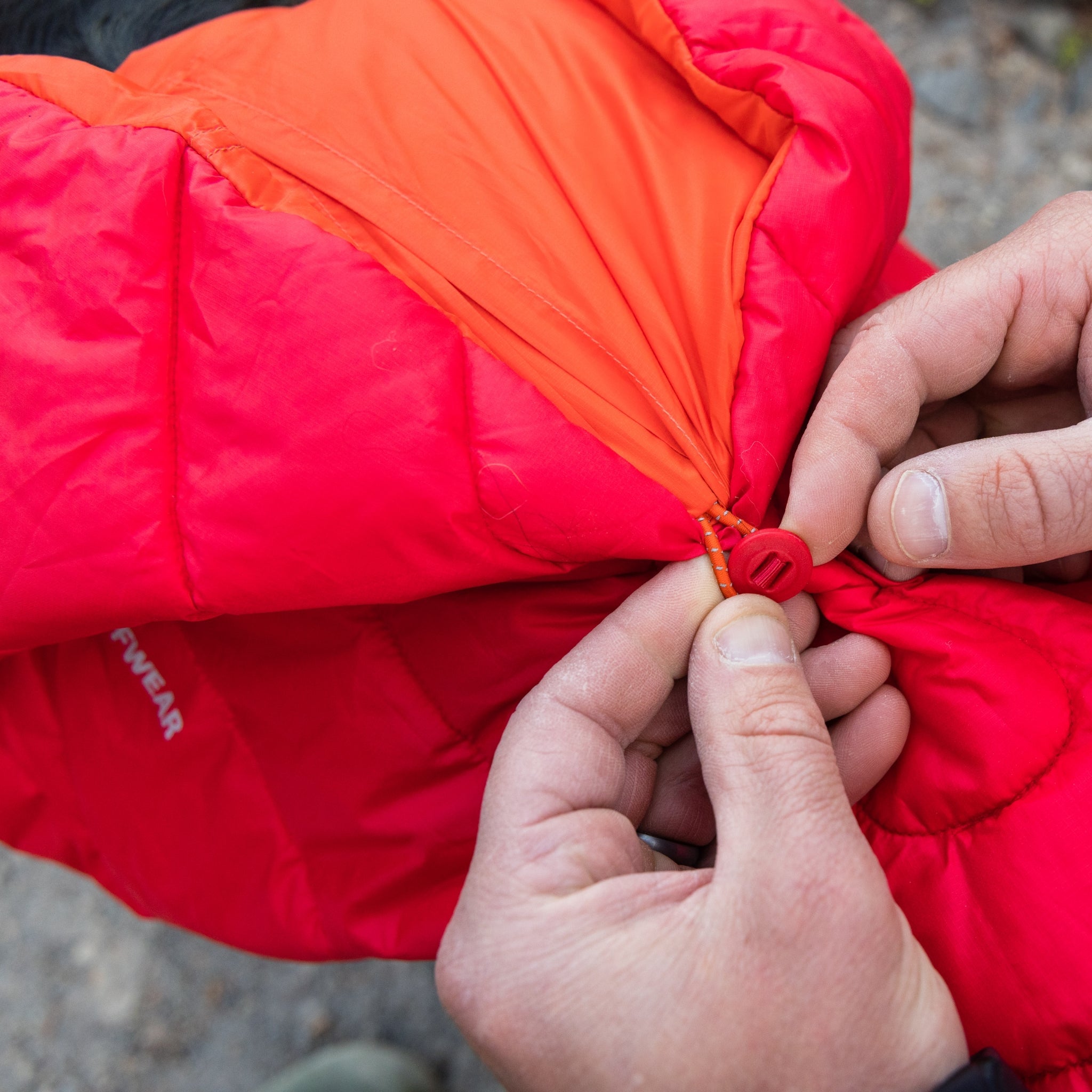 Ruffwear Palisades Sleep Poncho – Isolierter Outdoor - Schlafponcho für kalte Nächte und Camping - Abenteuer mit Hund - Woofshack