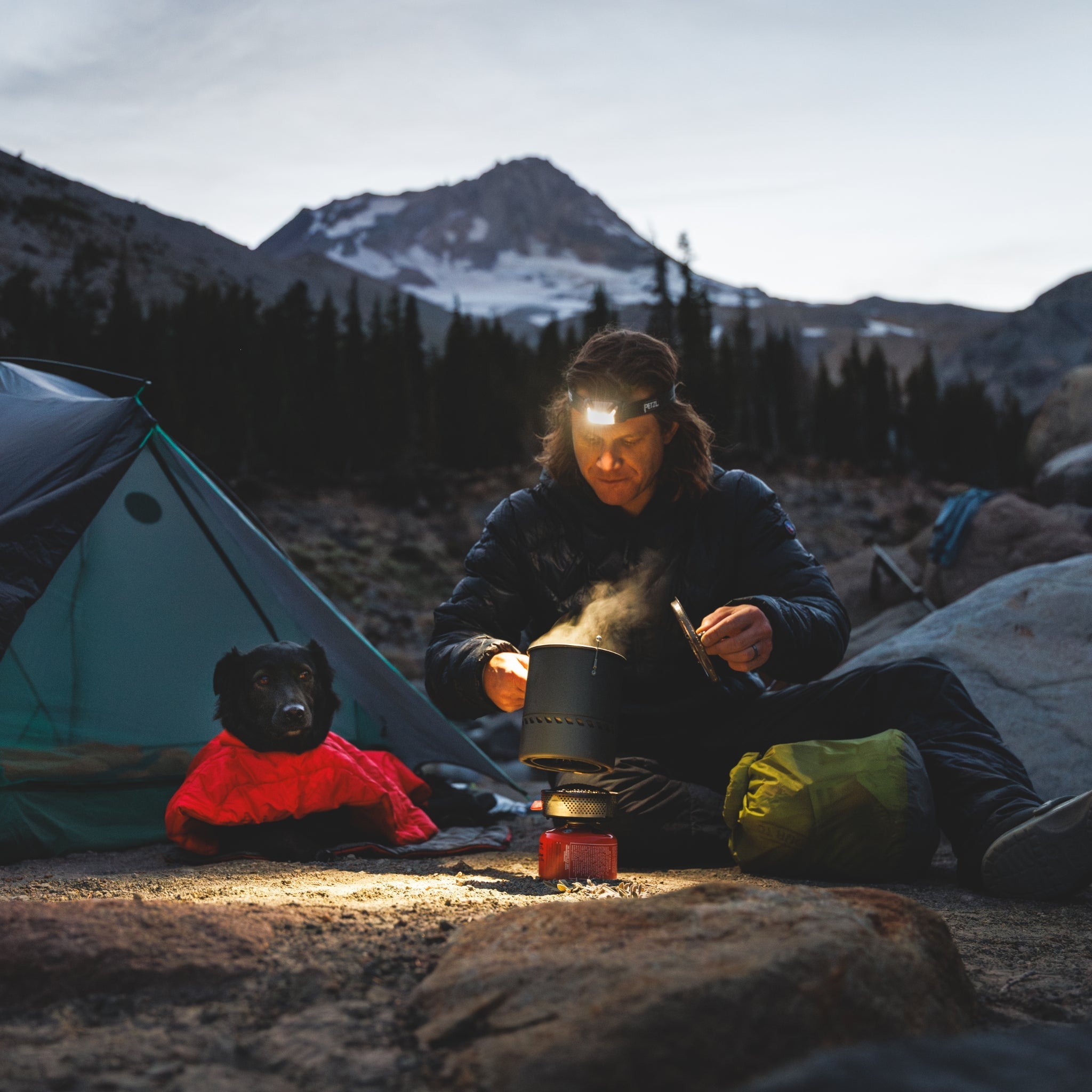 Ruffwear Palisades Sleep Poncho – Isolierter Outdoor - Schlafponcho für kalte Nächte und Camping - Abenteuer mit Hund - Woofshack