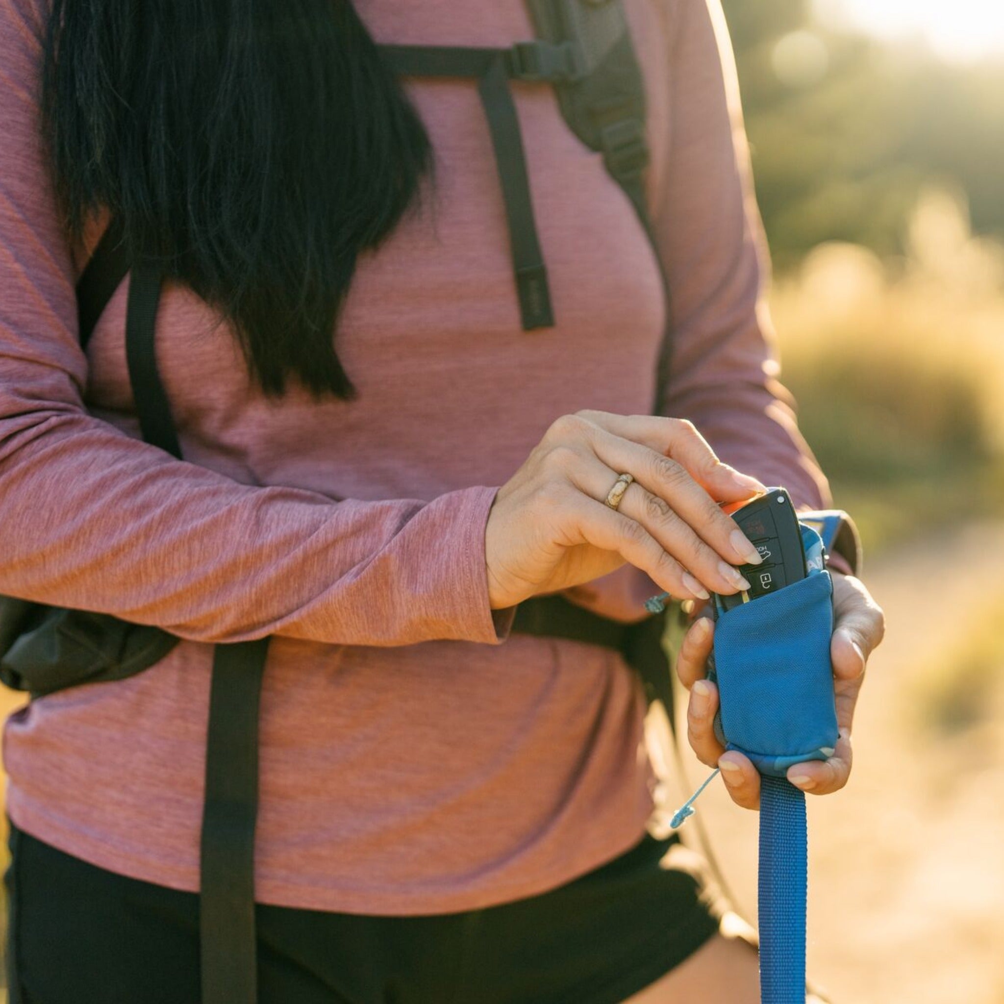Ruffwear Stash Bag Mini – Robuster Kotbeutelspender für Hunde, immer griffbereit am Halsband oder Geschirr