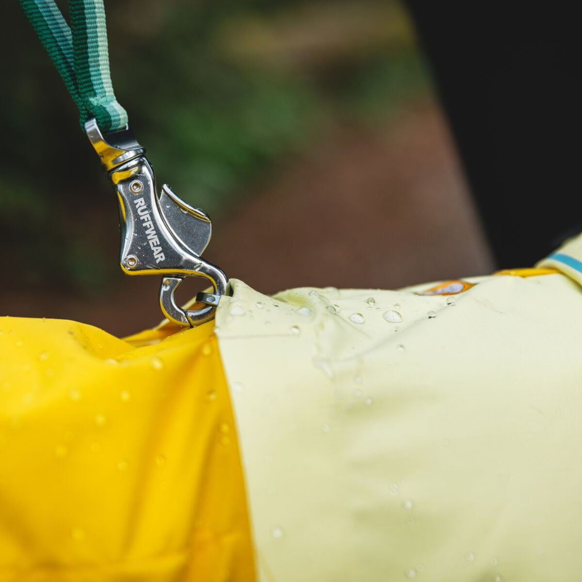 Ruffwear Sun Shower Hundemantel – Wasserdichter Outdoor-Regenmantel für Hunde | Schützt bei Wind &amp; Wetter, Sturm &amp; Schnee | Trockener Hund, glücklicher Mensch