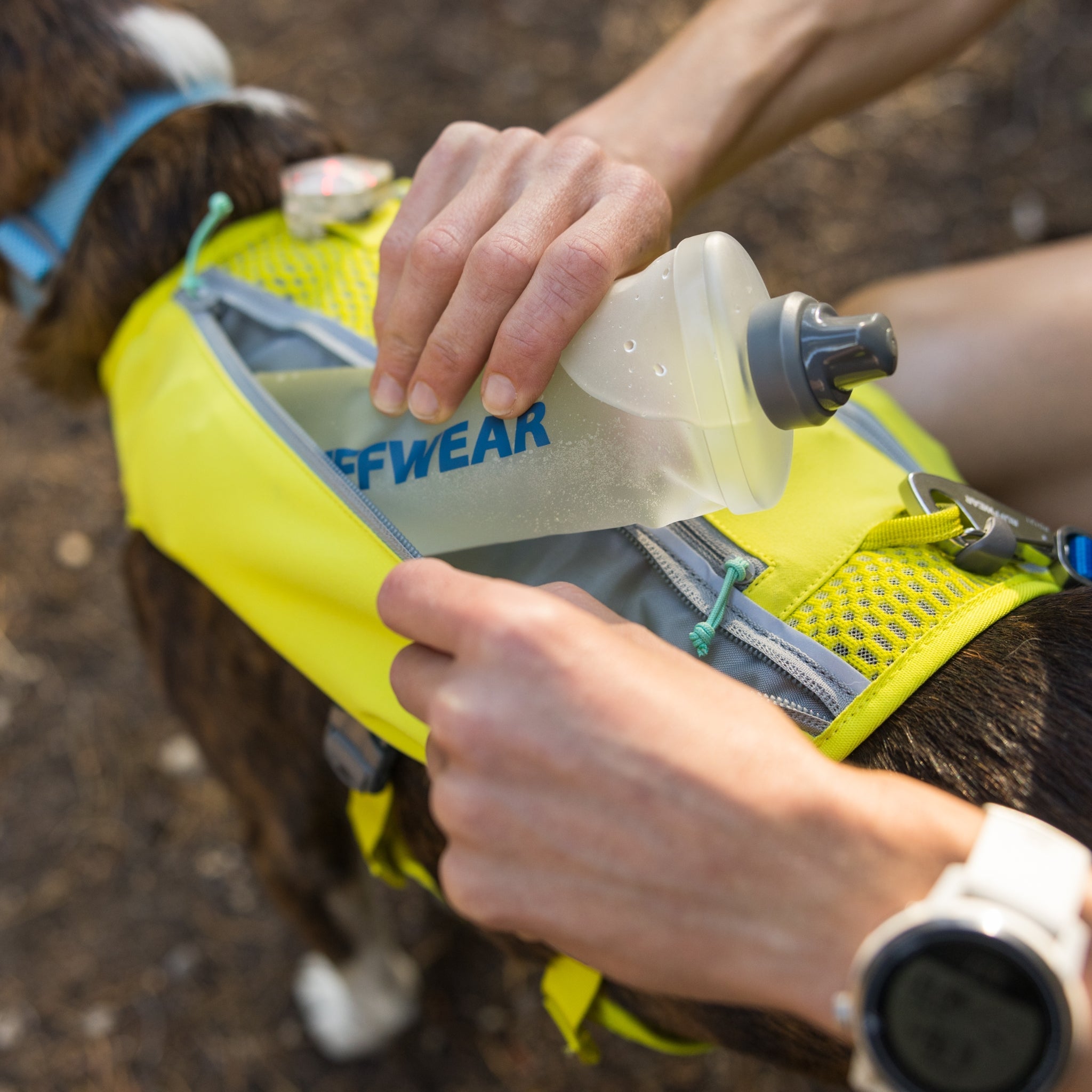 Ruffwear Trail Runner Running Vest – Ultraleichte Laufweste &amp; Trinkrucksack für aktive Hunde - Woofshack